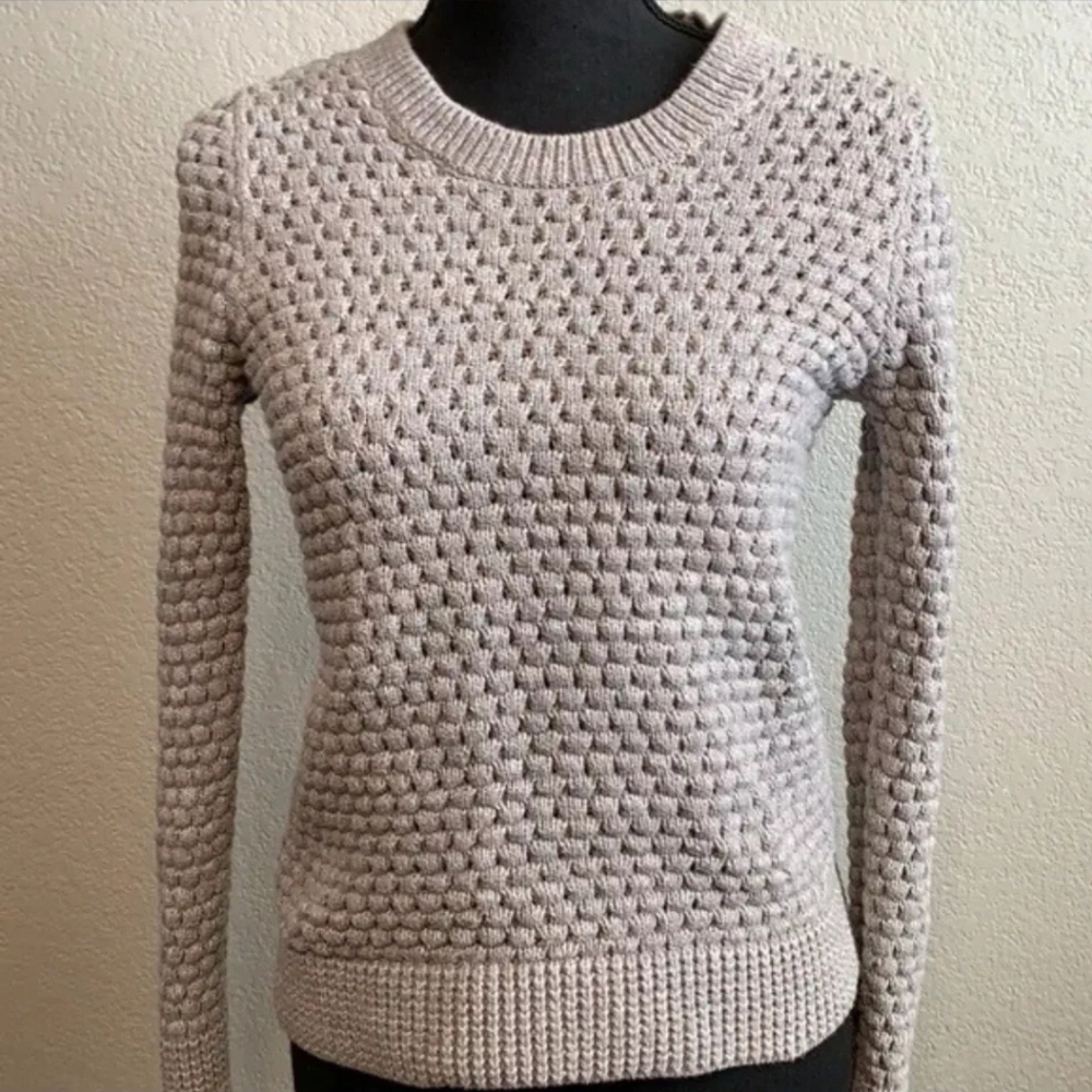 Victoria Secret Chunky Knit Elevate your wardrobe with thisSweater Size Small P